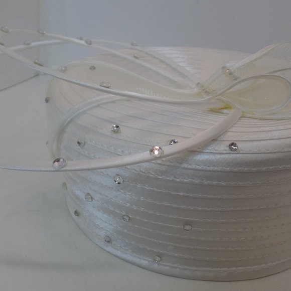 Franccesca Bellini White Poly Fascinator Hat W Bling OSFM Excellent Condition - Picture 6 of 12